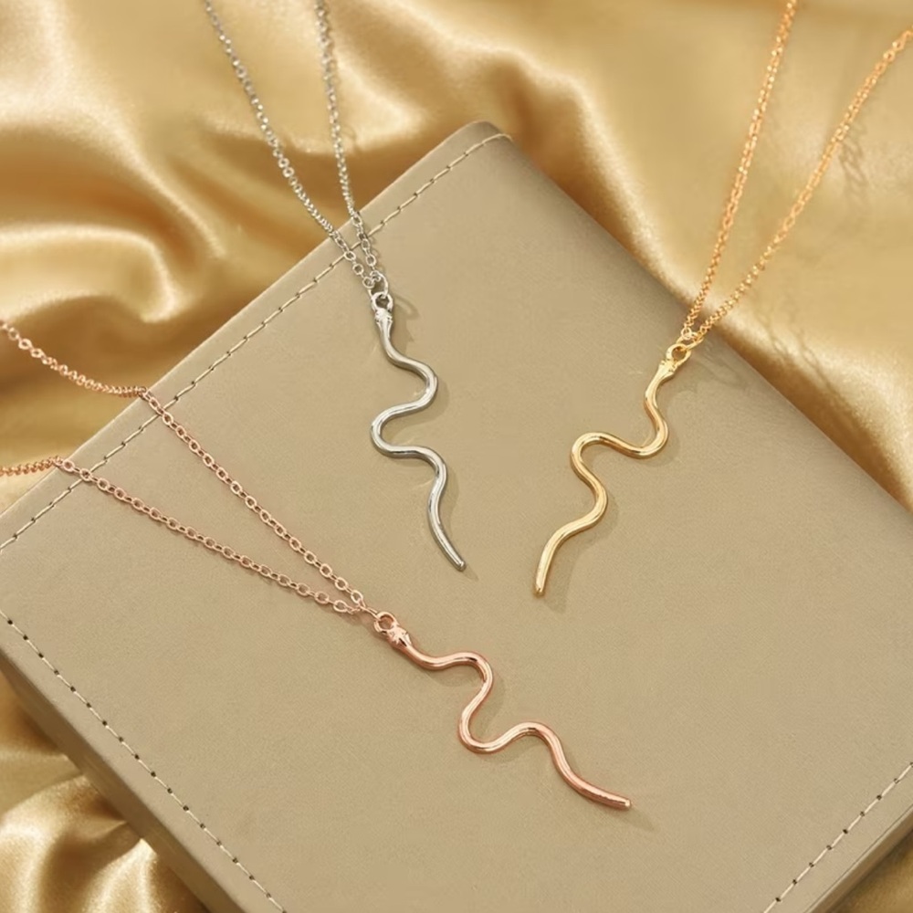 NEW Elegant Gold Snake Pendant Necklace. 🐍 Holiday Gift. Birthday Gift 🎁 - Picture 4 of 4